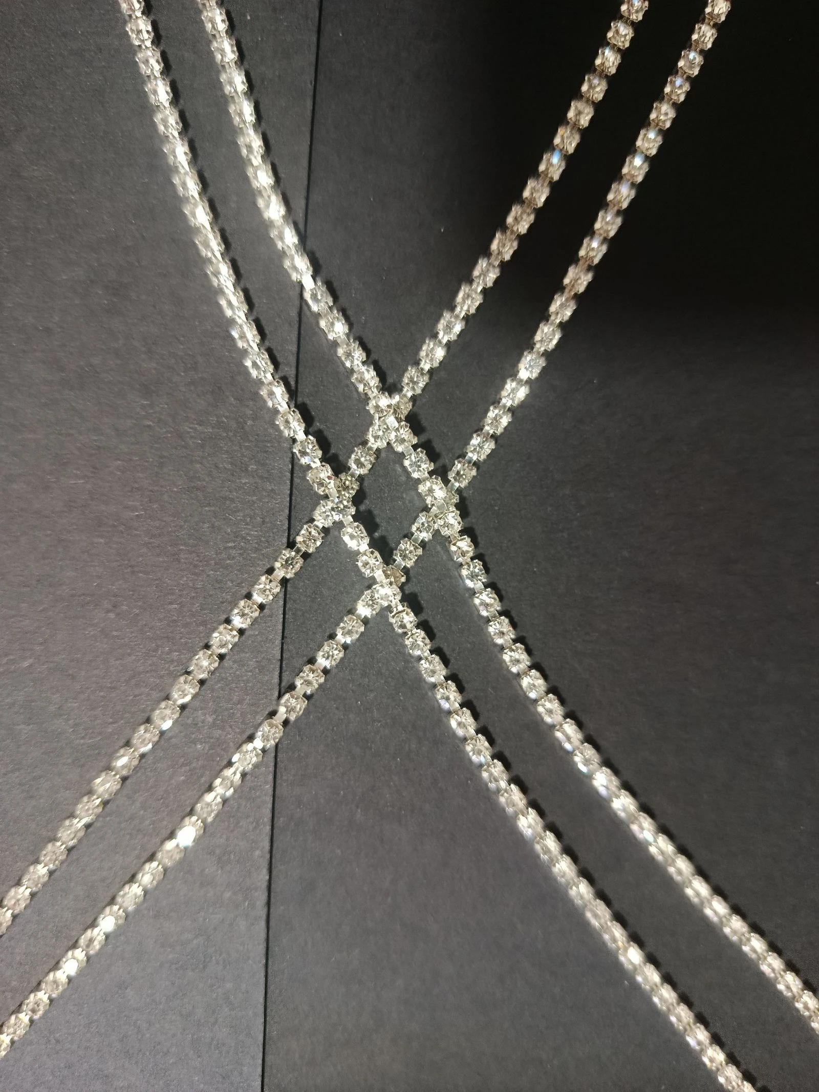 Acessório corporal corrente prateada brilhante com strass para decote – photo 2